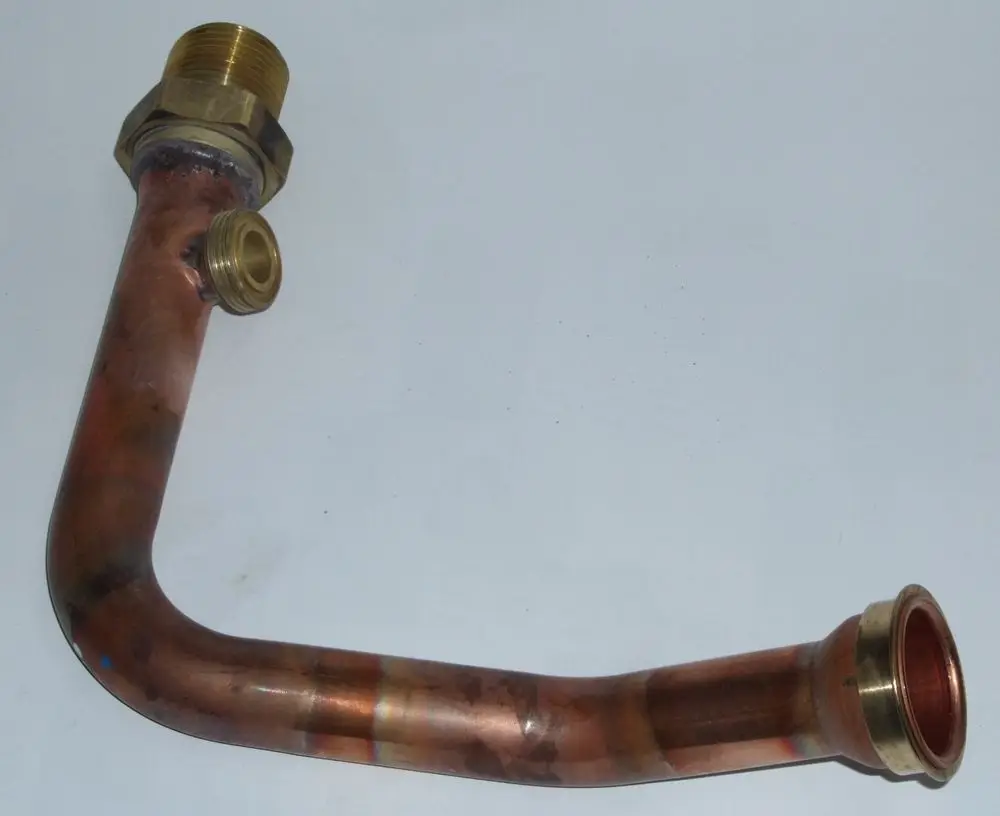 Kupferrohr mit gebogenem Ende und mehreren Anschlussöffnungen, geeignet für Heizungsanwendungen, vermutlich von Daikin für die Verwendung in Verbindung mit Altherma-Systemen.
